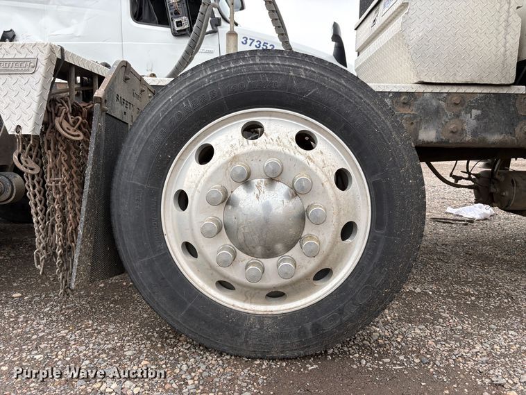 image for item YA1744 2005 International 9900i semi truck