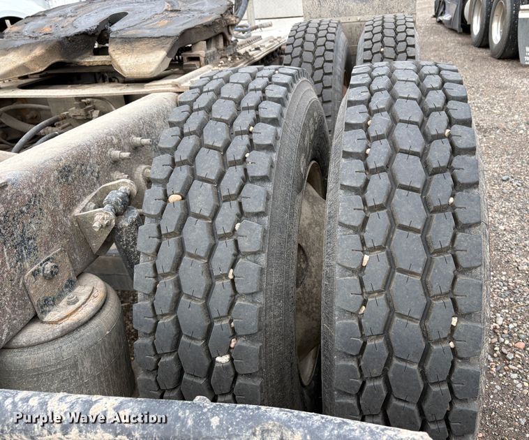 image for item YA1744 2005 International 9900i semi truck