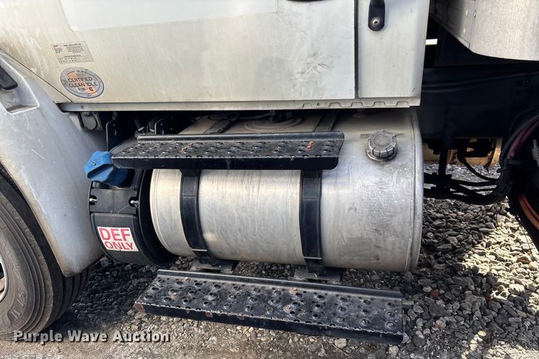 image for item YA1764 2018 International 4300 box truck