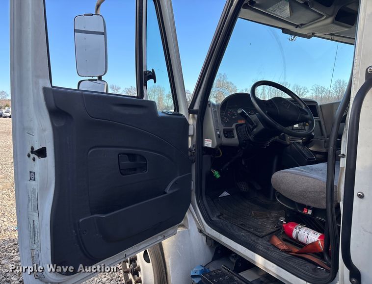 image for item YA1764 2018 International 4300 box truck