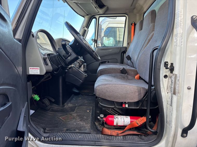 image for item YA1764 2018 International 4300 box truck