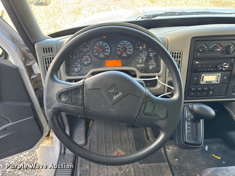 image for item YA1764 2018 International 4300 box truck