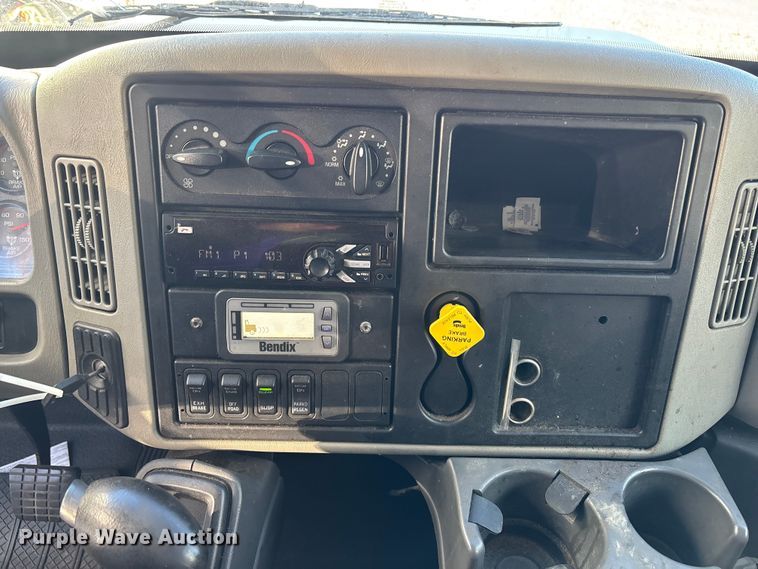 image for item YA1764 2018 International 4300 box truck