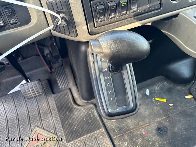 image for item YA1764 2018 International 4300 box truck