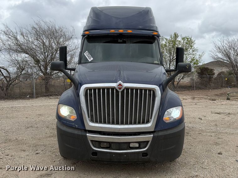 image for item YA1795 2019 International LT625 semi truck