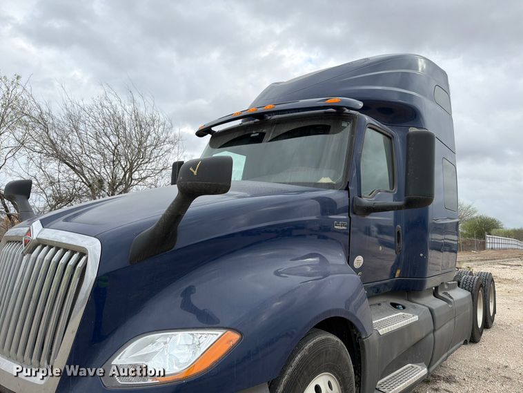 image for item YA1795 2019 International LT625 semi truck