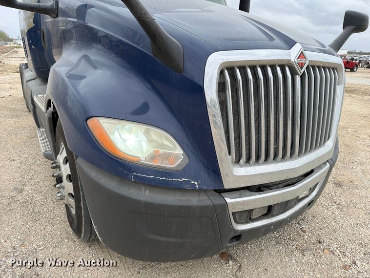 image for item YA1795 2019 International LT625 semi truck