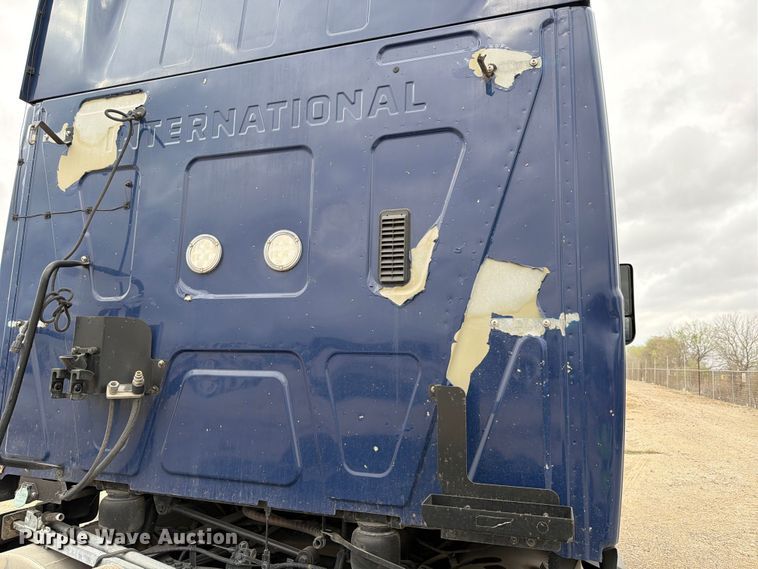 image for item YA1795 2019 International LT625 semi truck