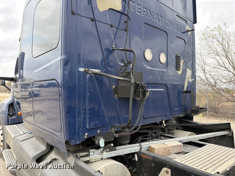 image for item YA1795 2019 International LT625 semi truck