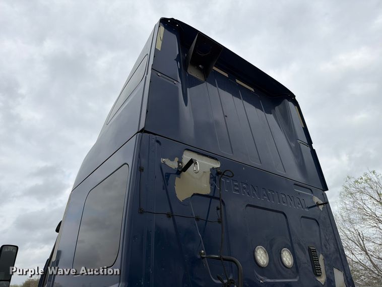 image for item YA1795 2019 International LT625 semi truck