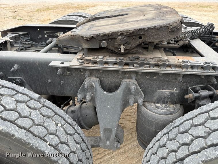 image for item YA1795 2019 International LT625 semi truck