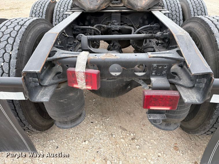 image for item YA1795 2019 International LT625 semi truck