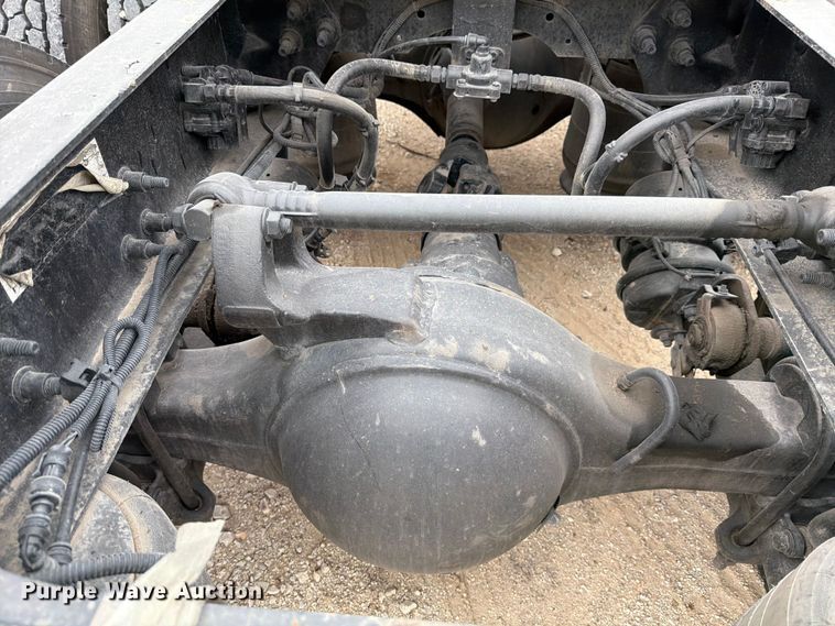 image for item YA1795 2019 International LT625 semi truck