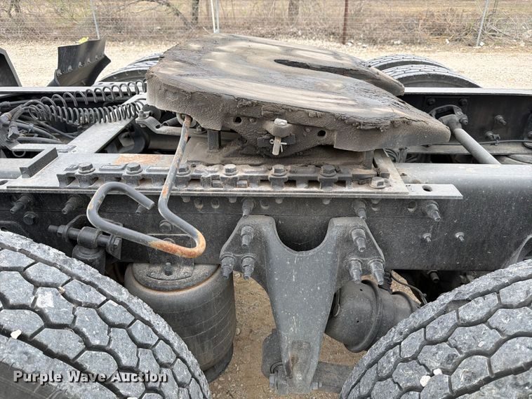 image for item YA1795 2019 International LT625 semi truck