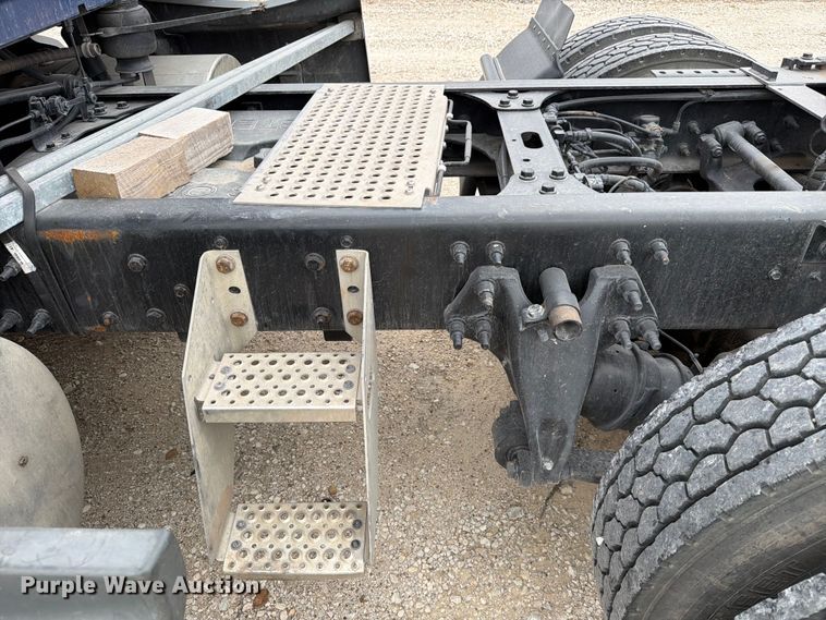 image for item YA1795 2019 International LT625 semi truck