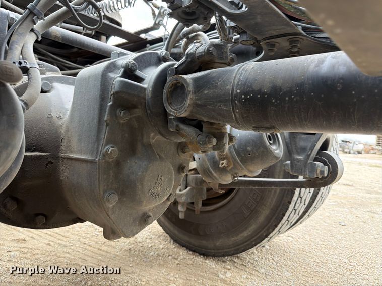 image for item YA1795 2019 International LT625 semi truck