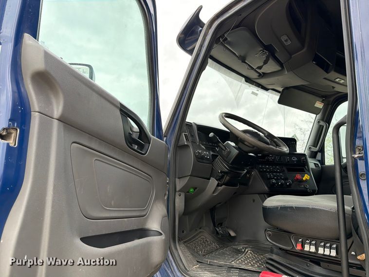 image for item YA1795 2019 International LT625 semi truck