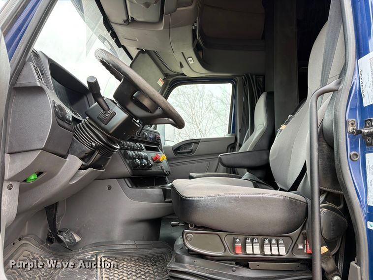 image for item YA1795 2019 International LT625 semi truck