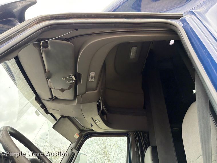 image for item YA1795 2019 International LT625 semi truck