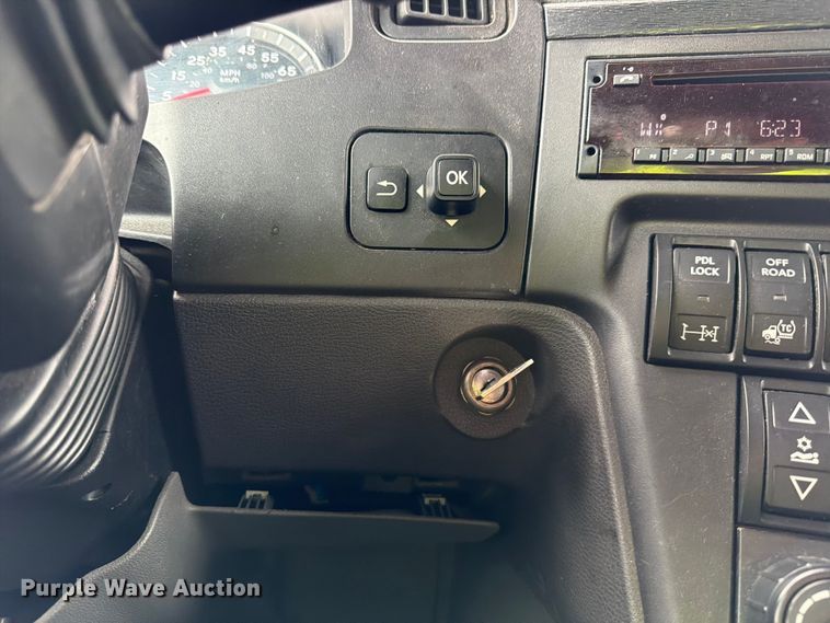 image for item YA1795 2019 International LT625 semi truck