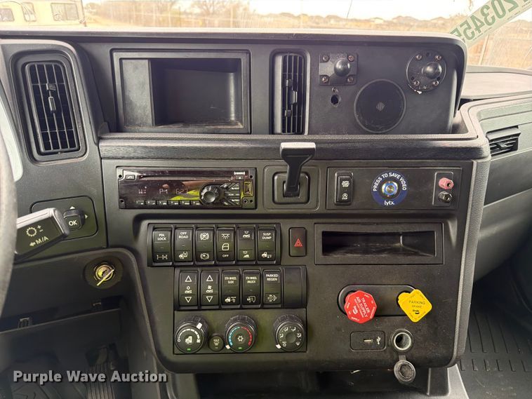 image for item YA1795 2019 International LT625 semi truck