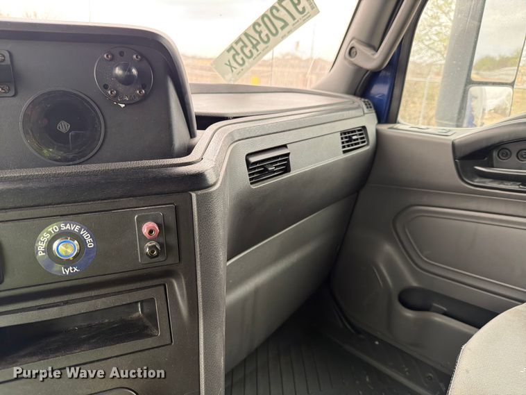 image for item YA1795 2019 International LT625 semi truck