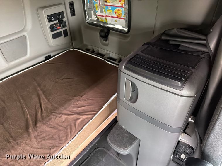 image for item YA1795 2019 International LT625 semi truck