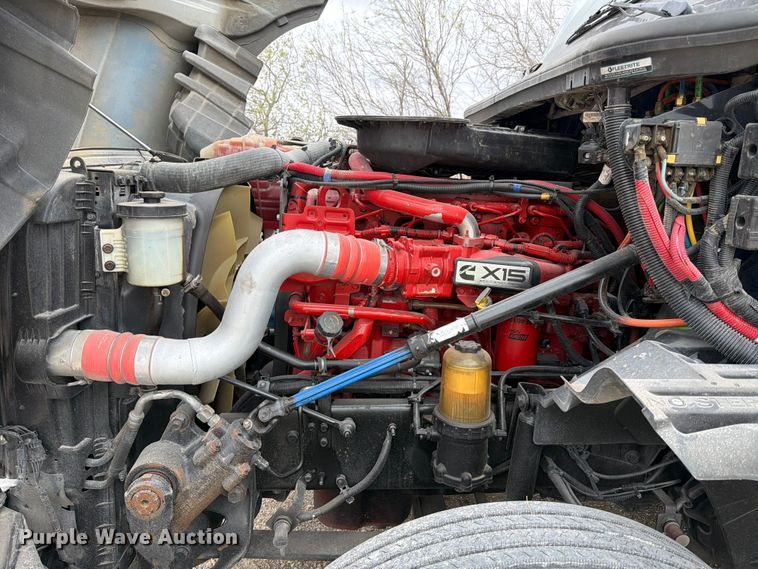 image for item YA1795 2019 International LT625 semi truck