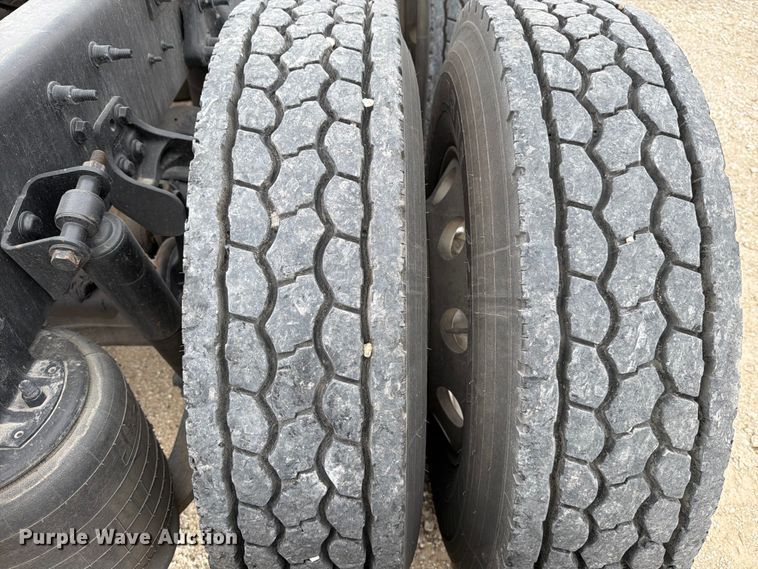 image for item YA1795 2019 International LT625 semi truck