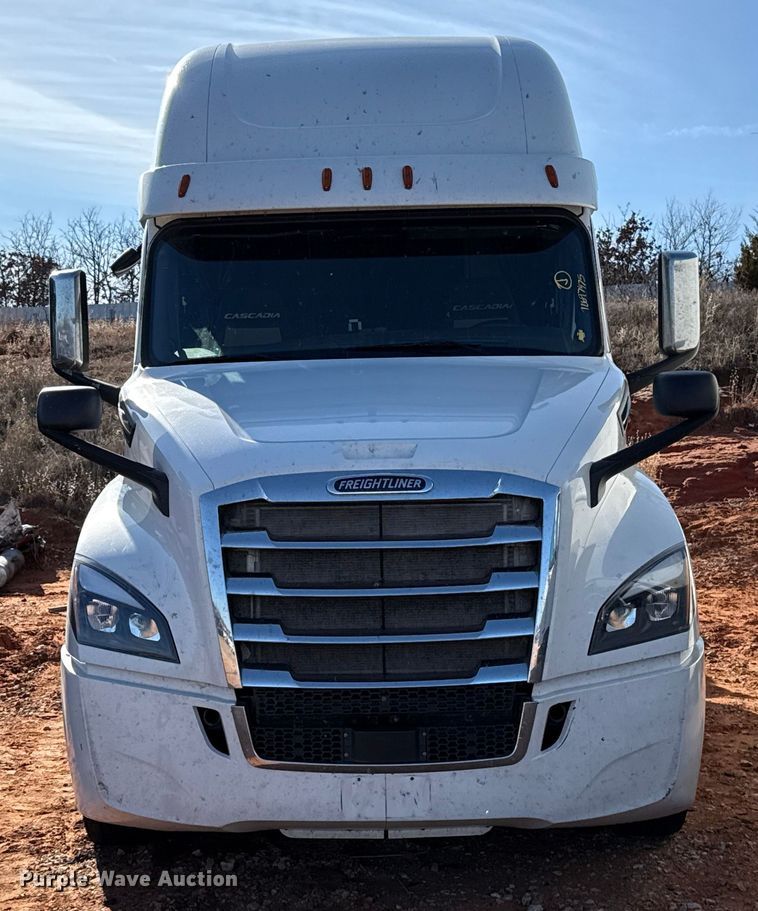 image for item YA2008 2018 Freightliner Cascadia semi truck