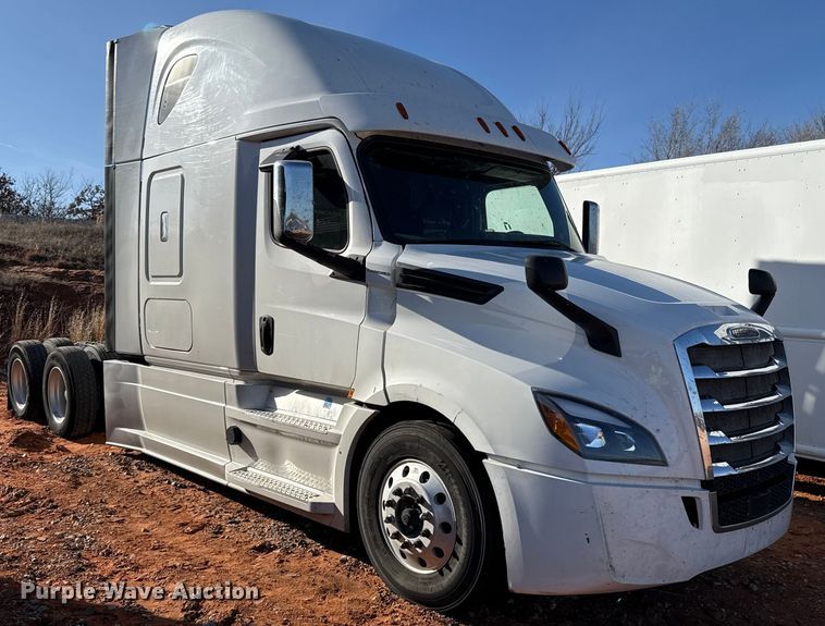 image for item YA2008 2018 Freightliner Cascadia semi truck