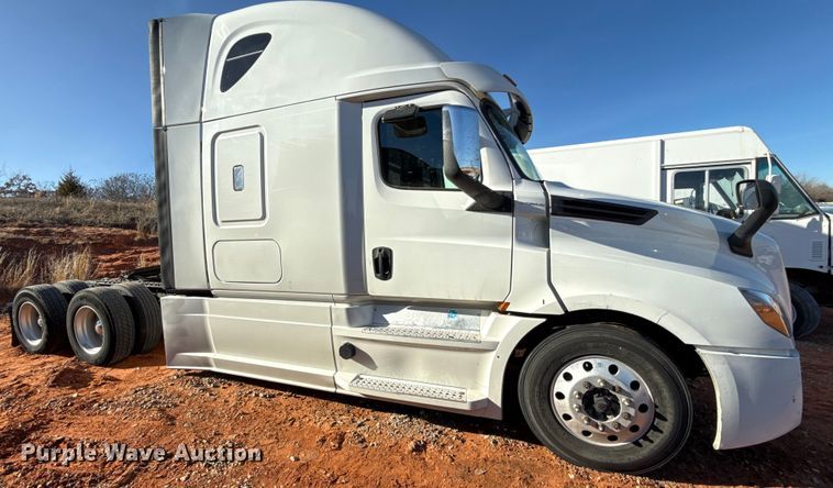 image for item YA2008 2018 Freightliner Cascadia semi truck