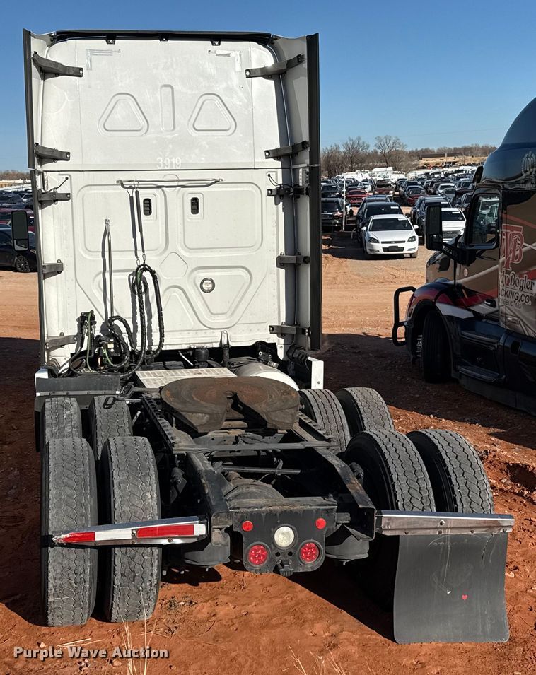 image for item YA2008 2018 Freightliner Cascadia semi truck