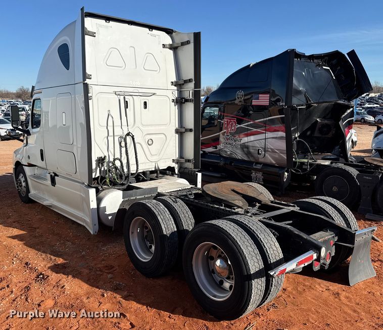 image for item YA2008 2018 Freightliner Cascadia semi truck