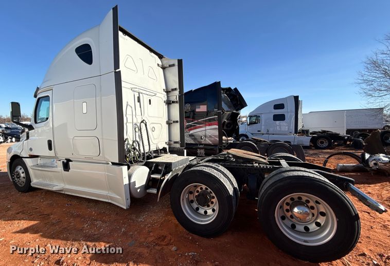 image for item YA2008 2018 Freightliner Cascadia semi truck