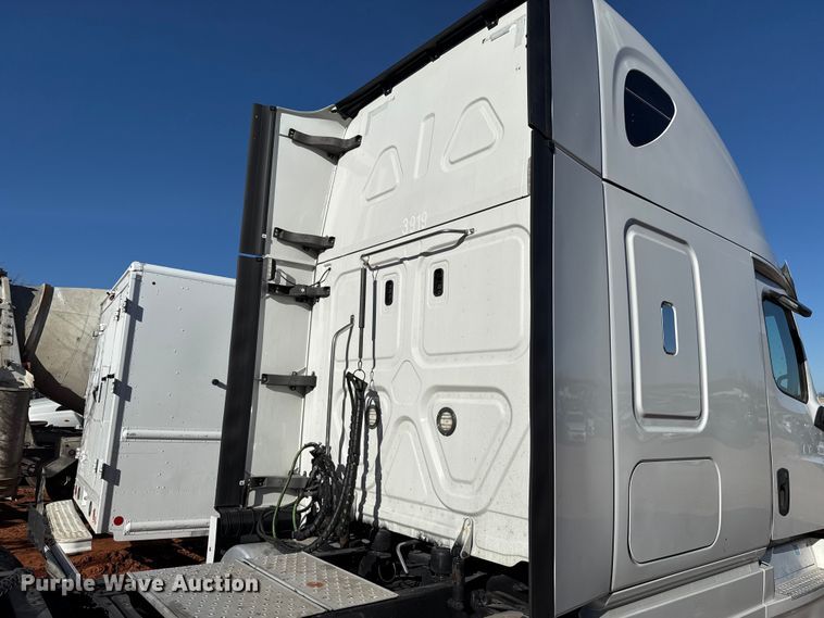 image for item YA2008 2018 Freightliner Cascadia semi truck