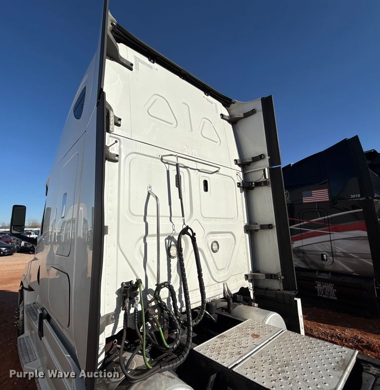 image for item YA2008 2018 Freightliner Cascadia semi truck