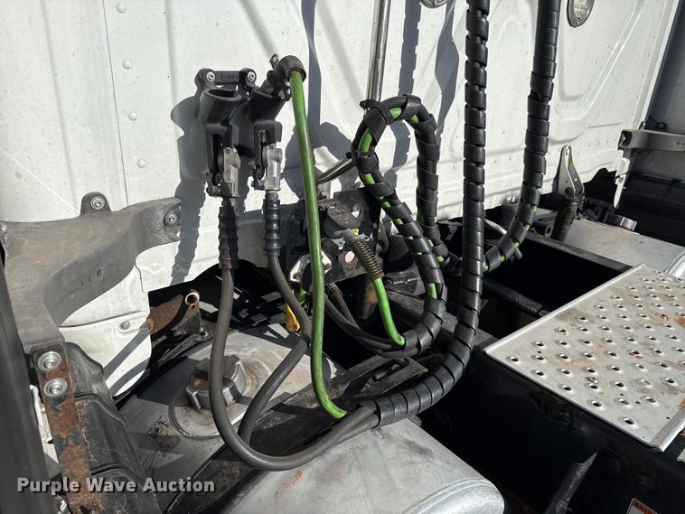 image for item YA2008 2018 Freightliner Cascadia semi truck