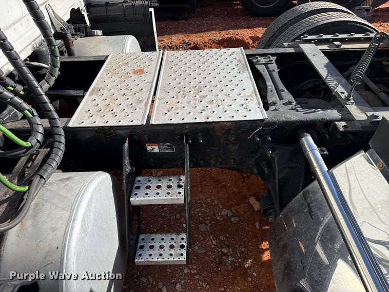 image for item YA2008 2018 Freightliner Cascadia semi truck