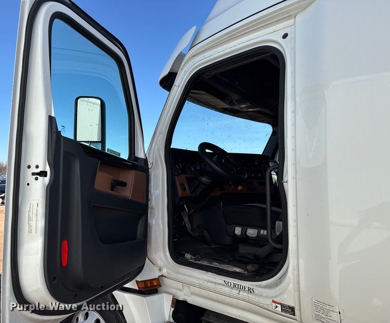 image for item YA2008 2018 Freightliner Cascadia semi truck