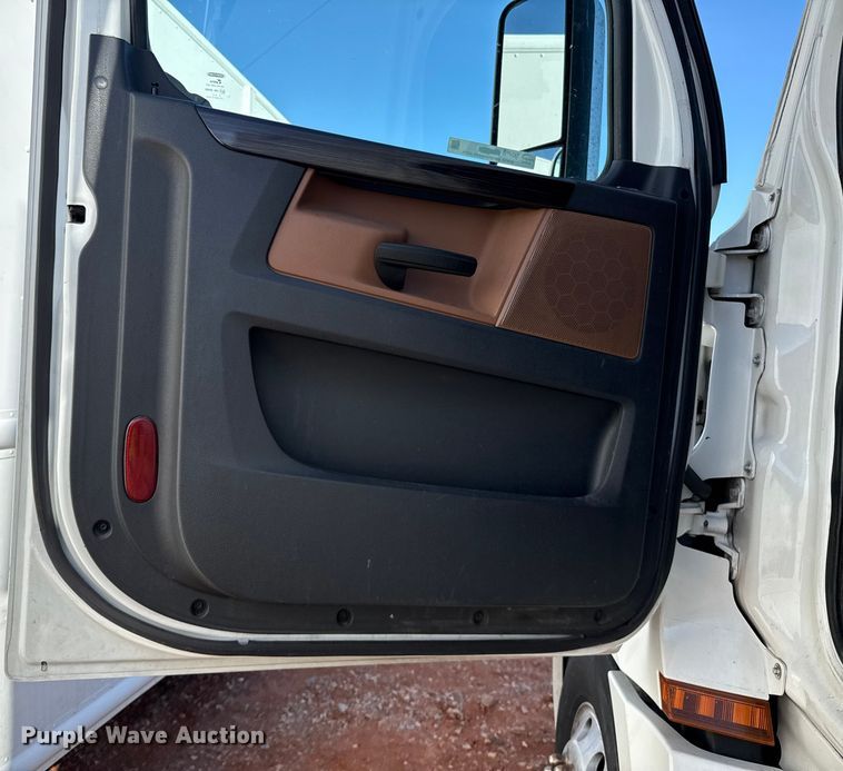 image for item YA2008 2018 Freightliner Cascadia semi truck