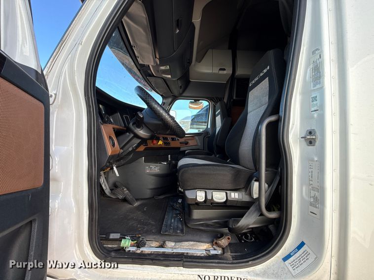image for item YA2008 2018 Freightliner Cascadia semi truck