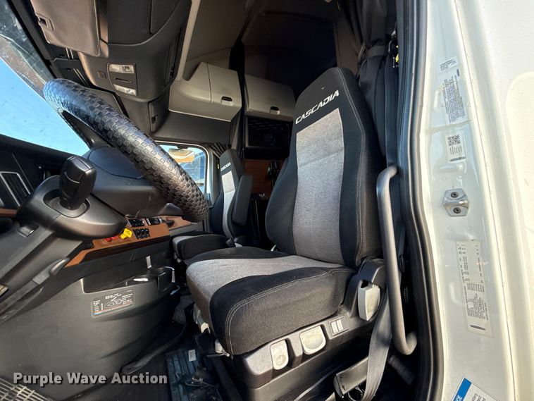 image for item YA2008 2018 Freightliner Cascadia semi truck