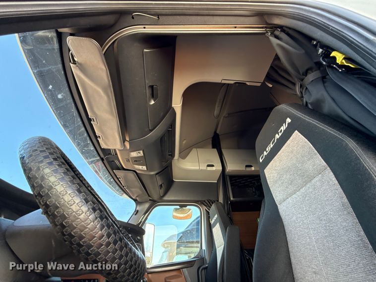 image for item YA2008 2018 Freightliner Cascadia semi truck