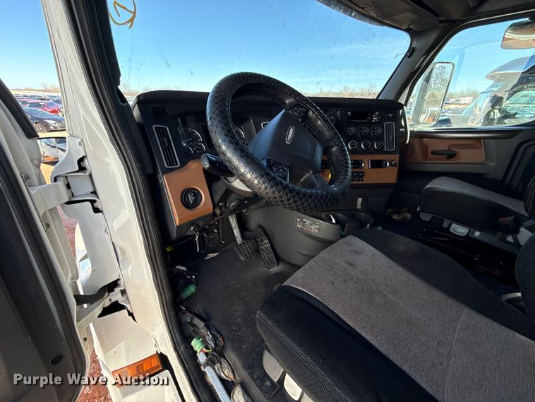 image for item YA2008 2018 Freightliner Cascadia semi truck