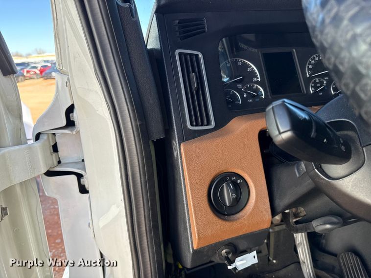 image for item YA2008 2018 Freightliner Cascadia semi truck