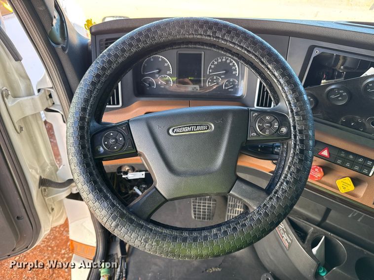 image for item YA2008 2018 Freightliner Cascadia semi truck