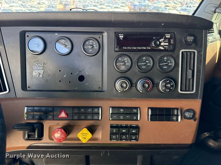 image for item YA2008 2018 Freightliner Cascadia semi truck