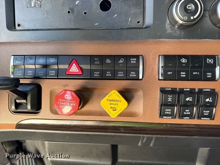 image for item YA2008 2018 Freightliner Cascadia semi truck