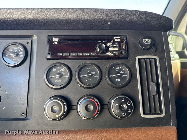 image for item YA2008 2018 Freightliner Cascadia semi truck